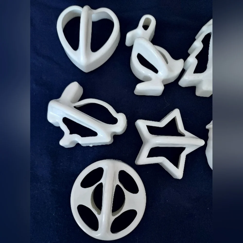 Holiday Themed White Plastic Cookie Cutters With Handles 8 in lot Baking